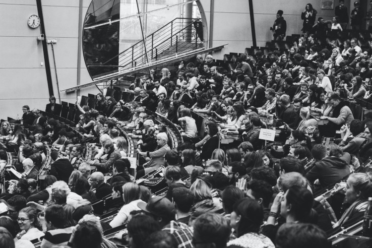 Viele Zuhörer im Audimax der Uni Bayreuth bei den bayreuther dialogen.